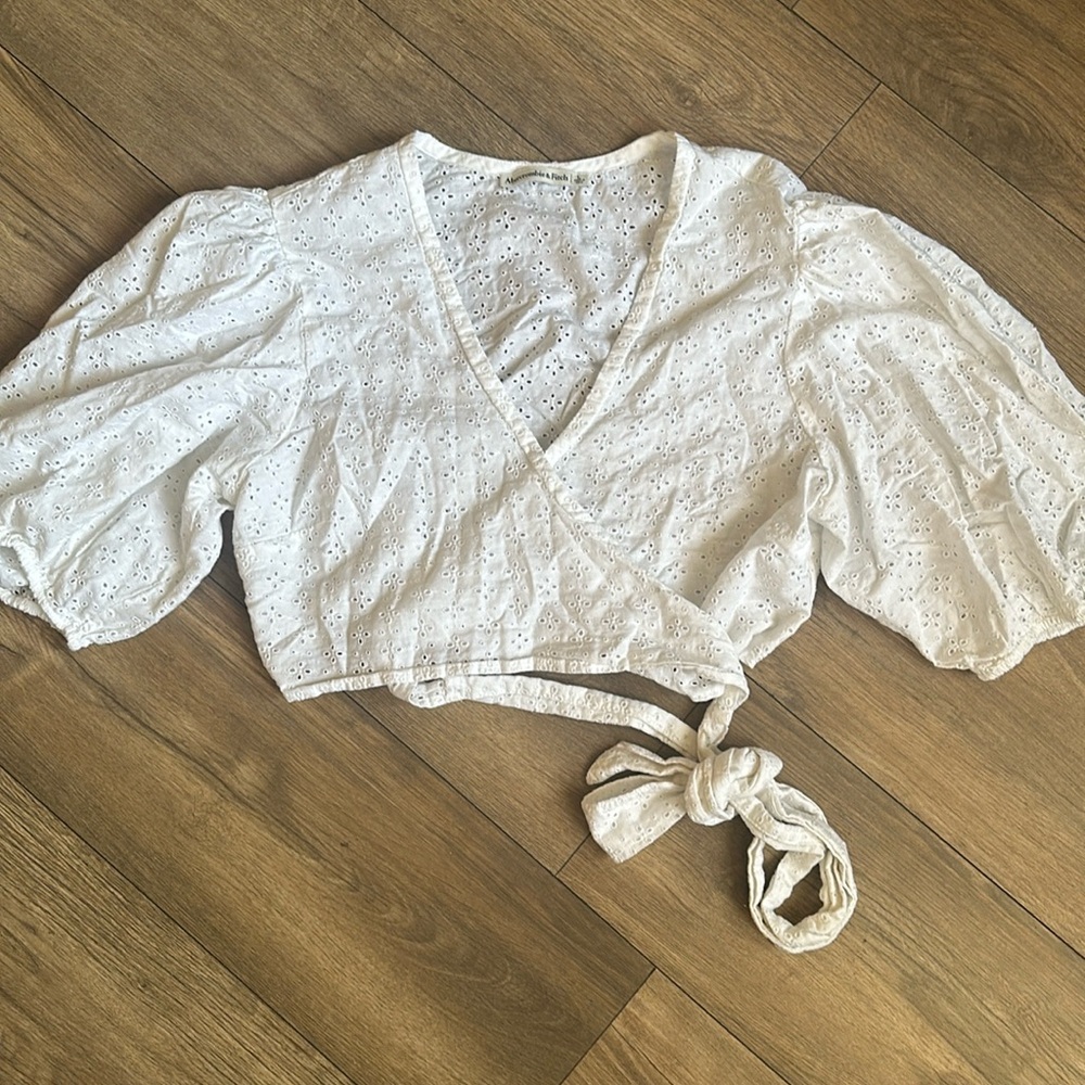 Abercrombie and Fitch women’s eyelet blouse cropped